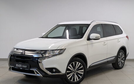 Mitsubishi Outlander III рестайлинг 3, 2021 год, 2 590 000 рублей, 2 фотография