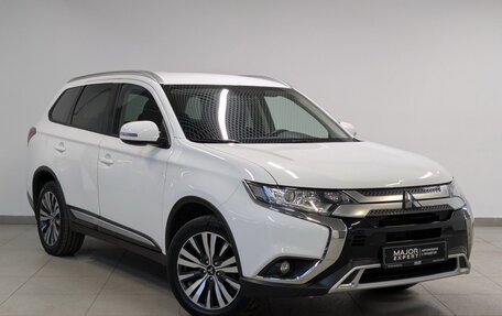 Mitsubishi Outlander III рестайлинг 3, 2021 год, 2 590 000 рублей, 4 фотография