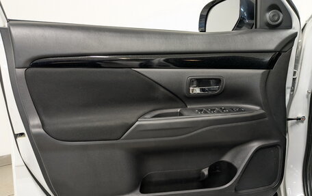 Mitsubishi Outlander III рестайлинг 3, 2021 год, 2 590 000 рублей, 19 фотография