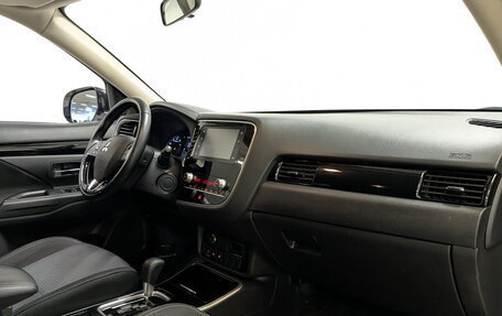 Mitsubishi Outlander III рестайлинг 3, 2021 год, 2 590 000 рублей, 12 фотография