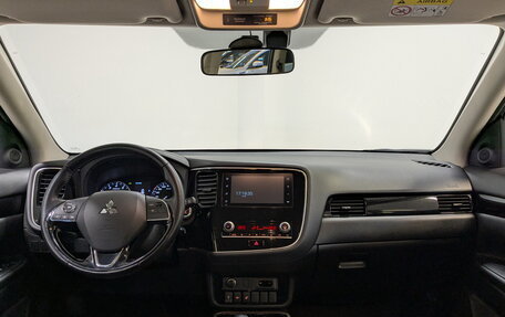 Mitsubishi Outlander III рестайлинг 3, 2021 год, 2 590 000 рублей, 14 фотография