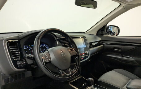 Mitsubishi Outlander III рестайлинг 3, 2021 год, 2 590 000 рублей, 16 фотография