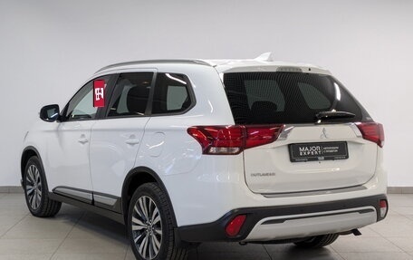 Mitsubishi Outlander III рестайлинг 3, 2021 год, 2 590 000 рублей, 8 фотография