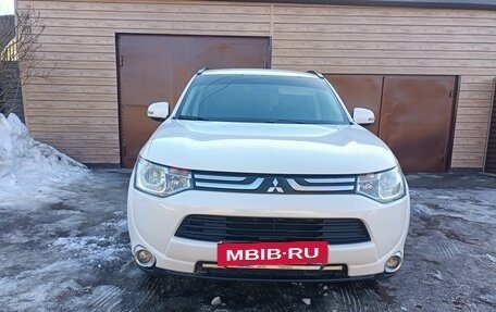 Mitsubishi Outlander III рестайлинг 3, 2013 год, 1 310 000 рублей, 2 фотография