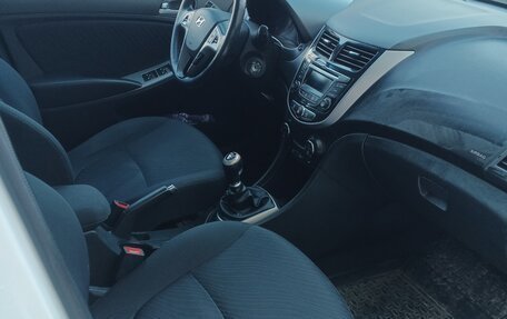 Hyundai Solaris II рестайлинг, 2015 год, 950 000 рублей, 10 фотография