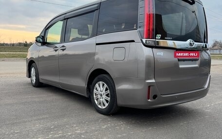 Toyota Noah III, 2020 год, 2 200 000 рублей, 6 фотография
