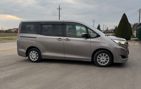 Toyota Noah III, 2020 год, 2 200 000 рублей, 7 фотография