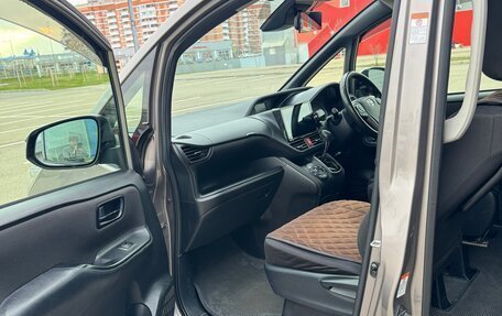 Toyota Noah III, 2020 год, 2 200 000 рублей, 18 фотография