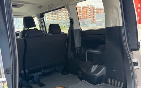 Toyota Noah III, 2020 год, 2 200 000 рублей, 20 фотография