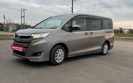 Toyota Noah III, 2020 год, 2 200 000 рублей, 9 фотография