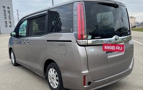 Toyota Noah III, 2020 год, 2 200 000 рублей, 13 фотография