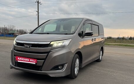 Toyota Noah III, 2020 год, 2 200 000 рублей, 10 фотография