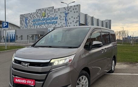 Toyota Noah III, 2020 год, 2 200 000 рублей, 11 фотография