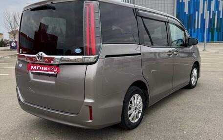 Toyota Noah III, 2020 год, 2 200 000 рублей, 12 фотография
