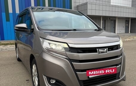 Toyota Noah III, 2020 год, 2 200 000 рублей, 17 фотография