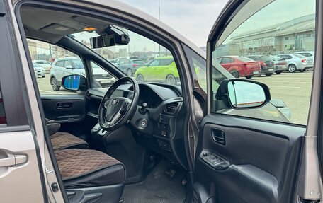 Toyota Noah III, 2020 год, 2 200 000 рублей, 24 фотография