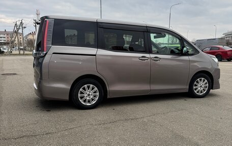 Toyota Noah III, 2020 год, 2 200 000 рублей, 27 фотография