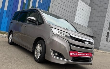 Toyota Noah III, 2020 год, 2 200 000 рублей, 28 фотография