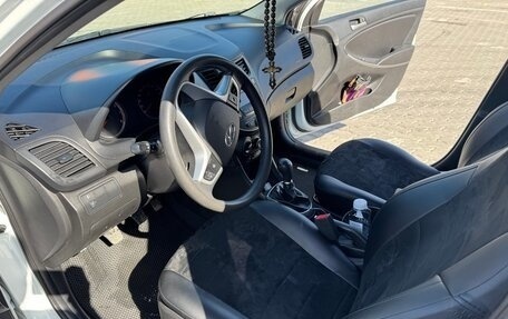 Hyundai Solaris II рестайлинг, 2015 год, 1 050 000 рублей, 5 фотография