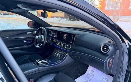 Mercedes-Benz E-Класс, 2019 год, 3 490 000 рублей, 5 фотография