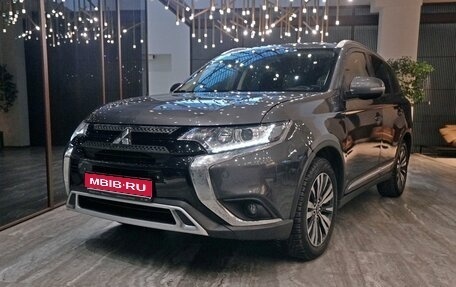 Mitsubishi Outlander III рестайлинг 3, 2019 год, 1 800 000 рублей, 1 фотография
