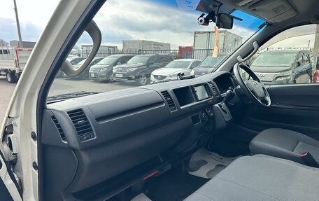 Toyota HiAce H200, 2015 год, 3 799 000 рублей, 13 фотография