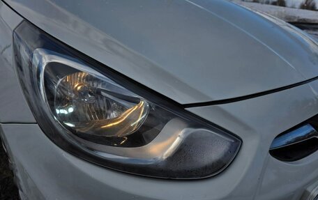 Hyundai Solaris II рестайлинг, 2011 год, 600 000 рублей, 24 фотография