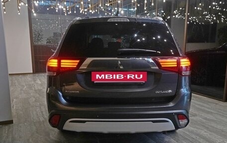Mitsubishi Outlander III рестайлинг 3, 2019 год, 1 800 000 рублей, 5 фотография