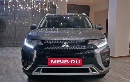 Mitsubishi Outlander III рестайлинг 3, 2019 год, 1 800 000 рублей, 3 фотография