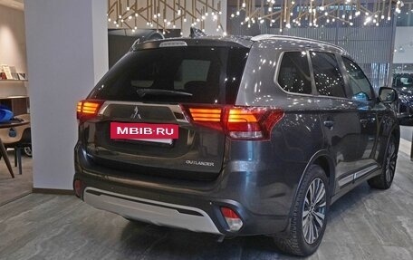 Mitsubishi Outlander III рестайлинг 3, 2019 год, 1 800 000 рублей, 7 фотография