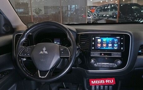 Mitsubishi Outlander III рестайлинг 3, 2019 год, 1 800 000 рублей, 10 фотография