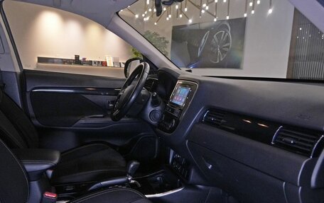 Mitsubishi Outlander III рестайлинг 3, 2019 год, 1 800 000 рублей, 19 фотография