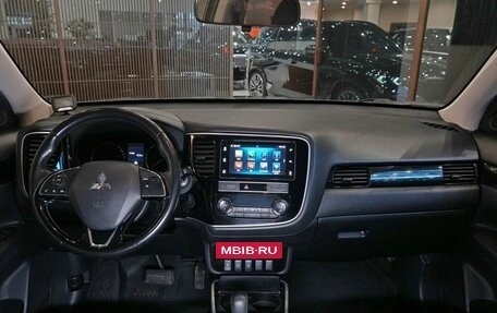 Mitsubishi Outlander III рестайлинг 3, 2019 год, 1 800 000 рублей, 16 фотография