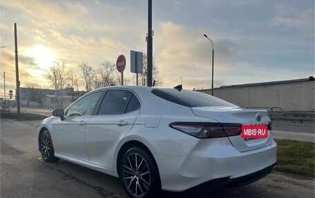 Toyota Camry, 2021 год, 3 750 000 рублей, 2 фотография