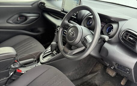 Toyota Yaris, 2021 год, 1 360 000 рублей, 13 фотография