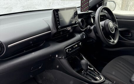 Toyota Yaris, 2021 год, 1 360 000 рублей, 21 фотография