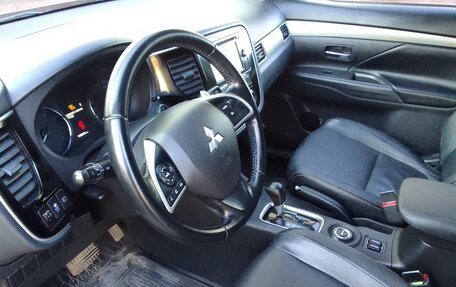 Mitsubishi Outlander III рестайлинг 3, 2013 год, 1 700 000 рублей, 10 фотография