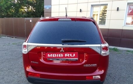 Mitsubishi Outlander III рестайлинг 3, 2013 год, 1 700 000 рублей, 5 фотография