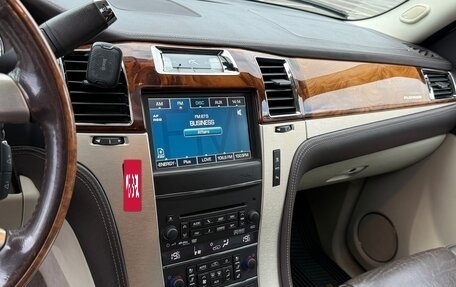 Cadillac Escalade III, 2010 год, 1 950 000 рублей, 22 фотография