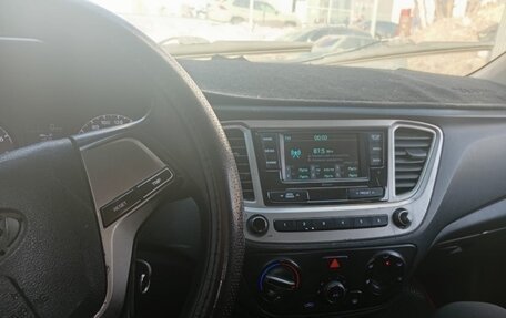 Hyundai Solaris II рестайлинг, 2017 год, 360 000 рублей, 17 фотография