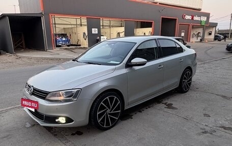 Volkswagen Jetta VI, 2011 год, 990 000 рублей, 2 фотография