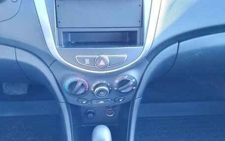 Hyundai Solaris II рестайлинг, 2015 год, 1 500 000 рублей, 31 фотография