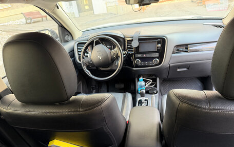 Mitsubishi Outlander III рестайлинг 3, 2016 год, 2 400 000 рублей, 11 фотография