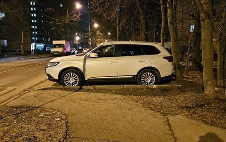 Mitsubishi Outlander III рестайлинг 3, 2016 год, 2 400 000 рублей, 38 фотография