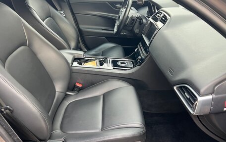 Jaguar XE I рестайлинг, 2016 год, 2 220 000 рублей, 9 фотография