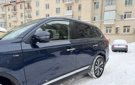 Mitsubishi Outlander III рестайлинг 3, 2021 год, 3 699 000 рублей, 3 фотография