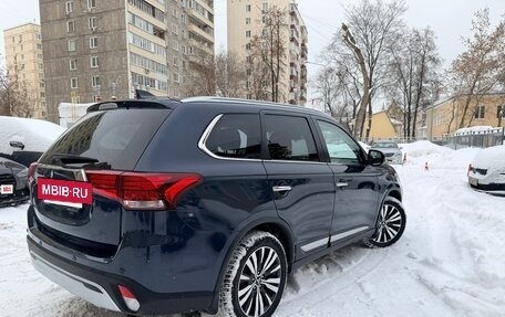 Mitsubishi Outlander III рестайлинг 3, 2021 год, 3 699 000 рублей, 4 фотография