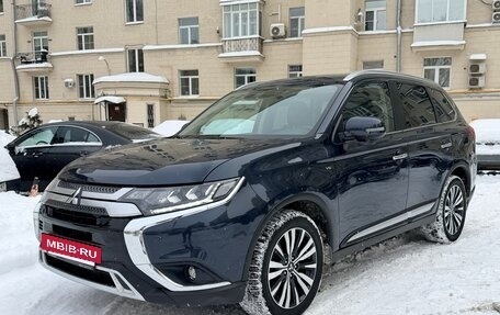Mitsubishi Outlander III рестайлинг 3, 2021 год, 3 699 000 рублей, 10 фотография
