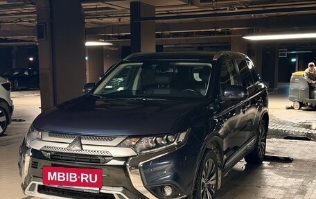 Mitsubishi Outlander III рестайлинг 3, 2021 год, 3 699 000 рублей, 11 фотография