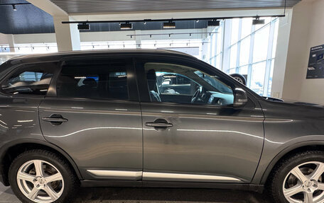 Mitsubishi Outlander III рестайлинг 3, 2018 год, 1 799 000 рублей, 4 фотография